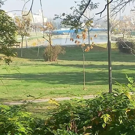 Apartment With Yard On The River Skopje