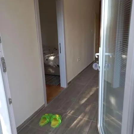 With Yard On The River Apartment *