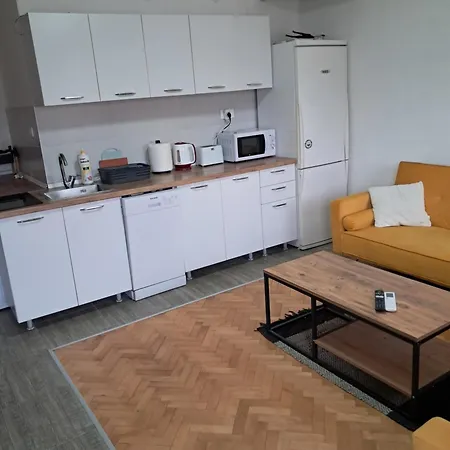 With Yard On The River Apartment *