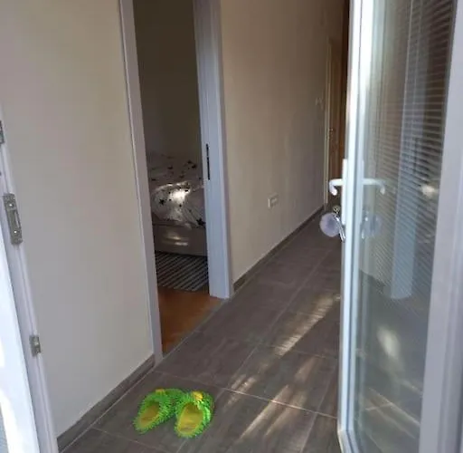 With Yard On The River Apartment *