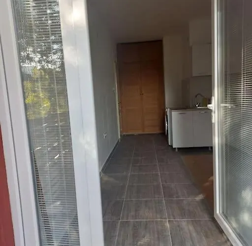 With Yard On The River Apartment *