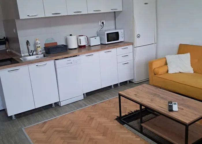 With Yard On The River Apartment *